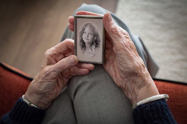 What To Talk About With Your Elderly Loved One | Memories
